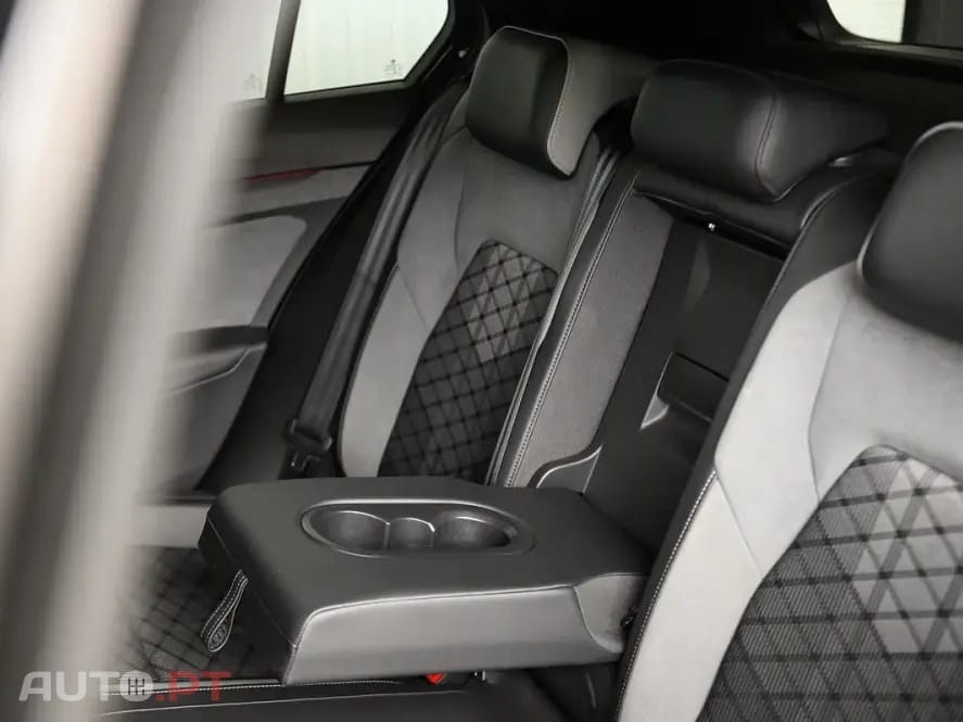 Volkswagen Golf 1.5 eTSI R-Line DSG