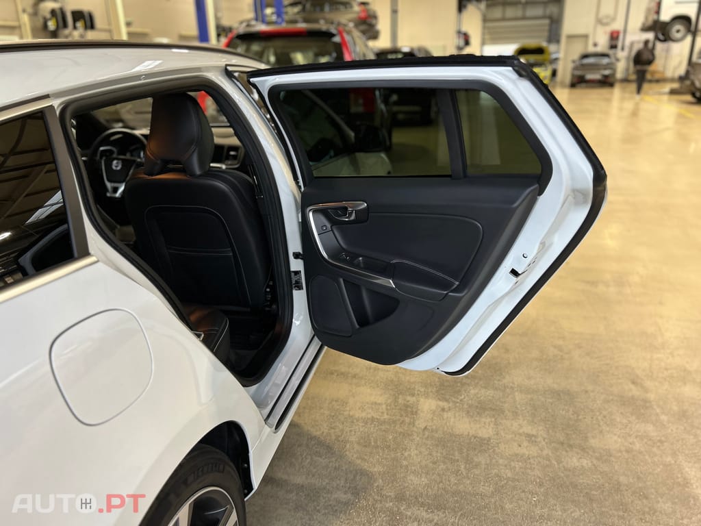 Volvo V60 R-Design D6 PLUG IN