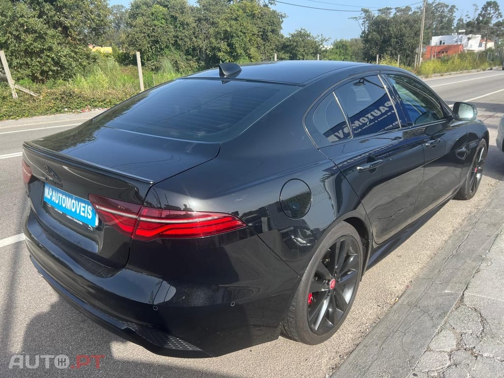 Jaguar XE 2.0 D200 R-Dynamic Black