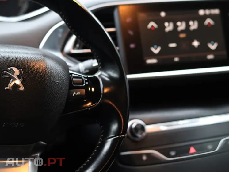 Peugeot 308 SW 1.5 BlueHDI Active — fotografia 9