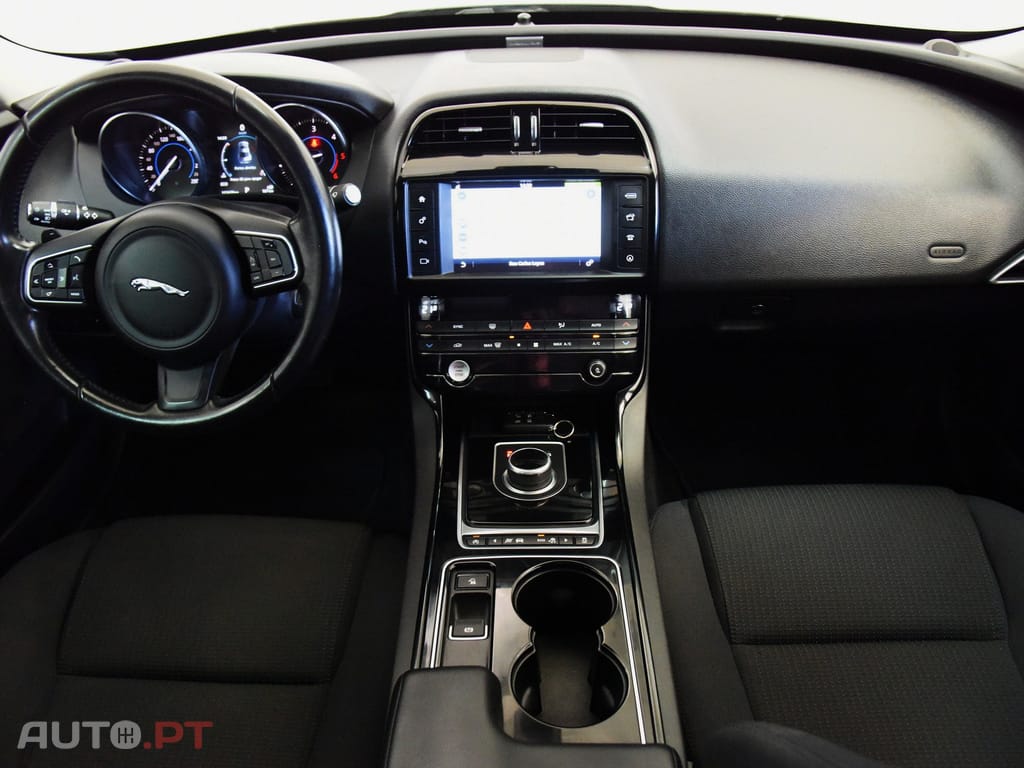 Jaguar XE 2.0 D Portfolio Aut.