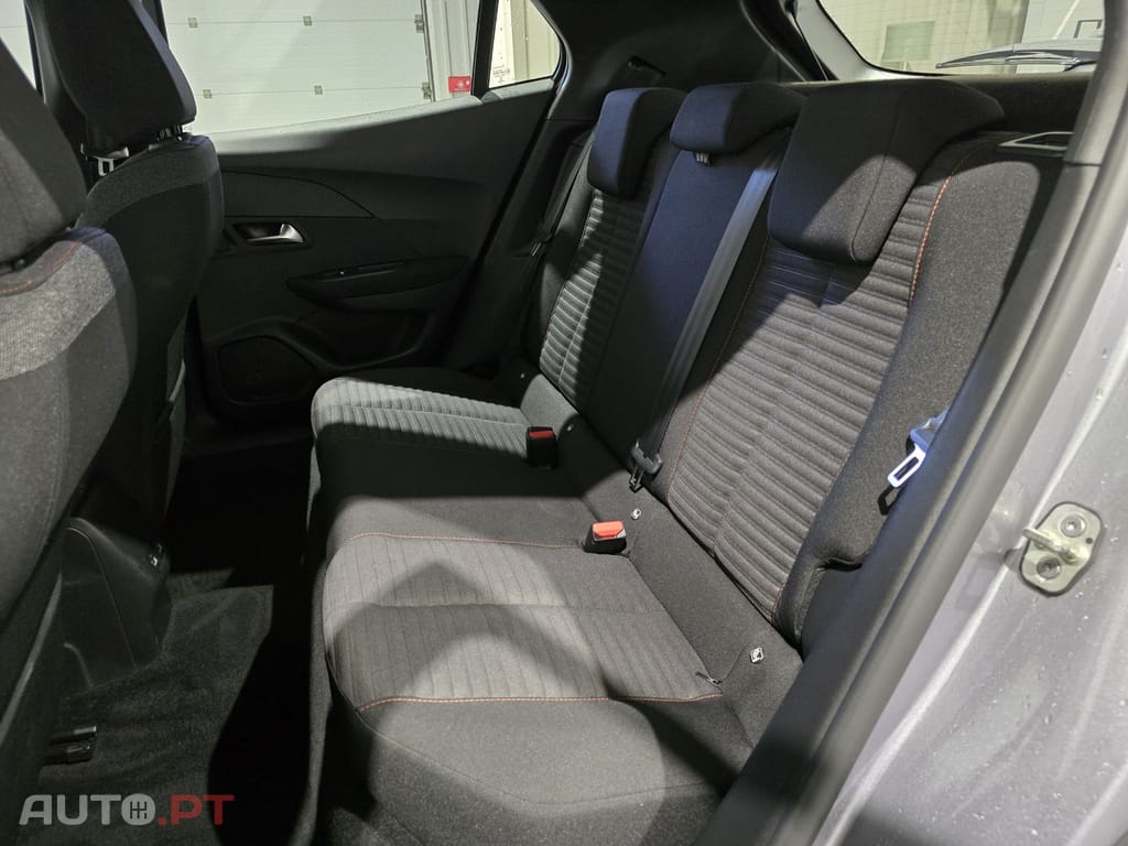 Peugeot E-2008 50 kWh Active Pack