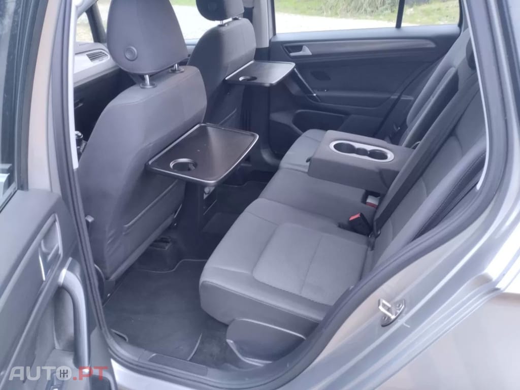 Volkswagen Golf 1.6 TDI Confortline — fotografia 19