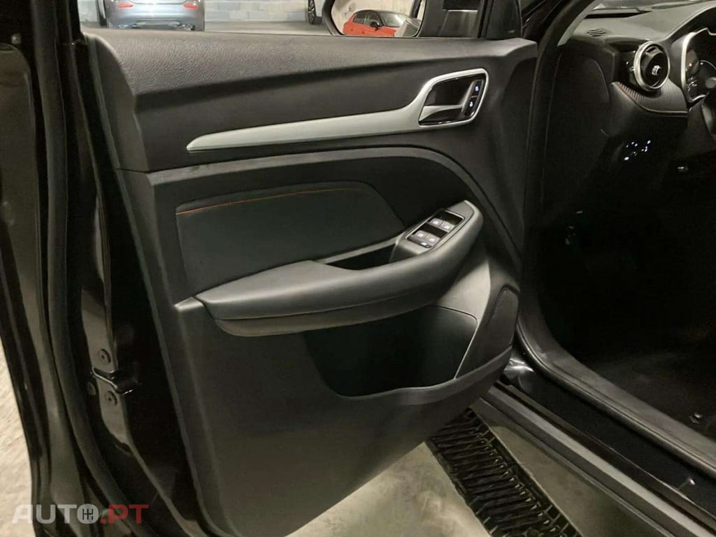 MG ZS EV 72.6 kWh Luxury OBC 11 KW