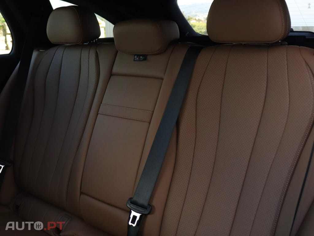 Mercedes-Benz E 300 e AMG Line — fotografia 30