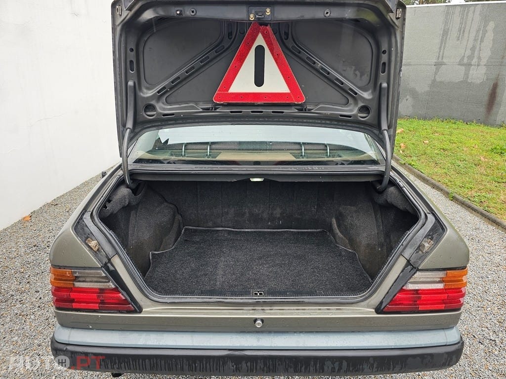 Mercedes-Benz W124 200 D