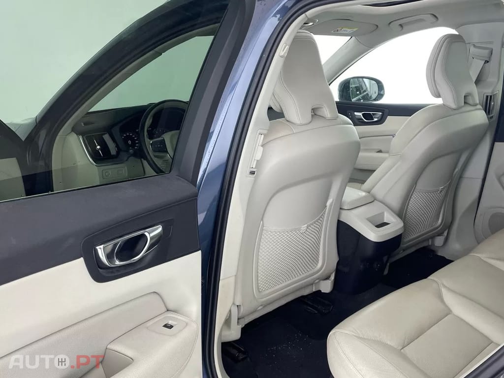 Volvo XC60 2.0 B4 Momentum Plus