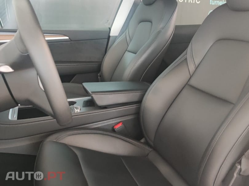 Tesla Model Y Long Range Dual Motor AWD — fotografia 7