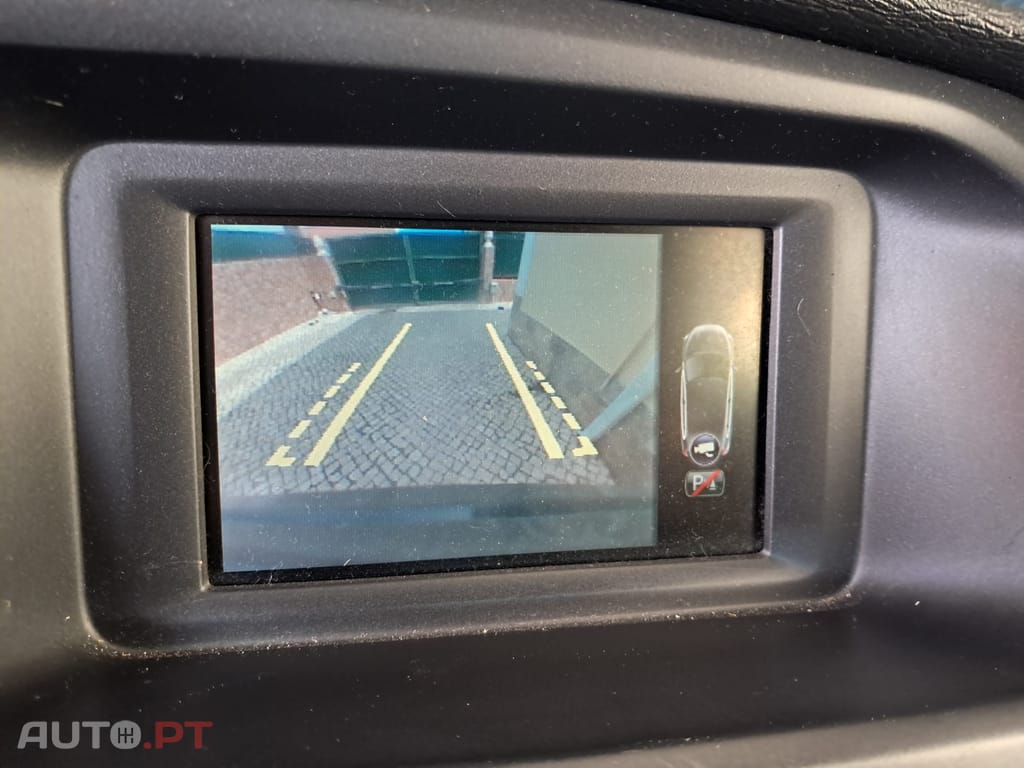 Volvo V40 1.6 D2 R-Design Momentum — fotografia 11