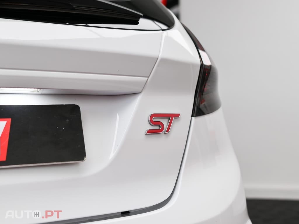 Ford Fiesta 1.6 EcoBoost c/ Pack Pele Desportiva ST