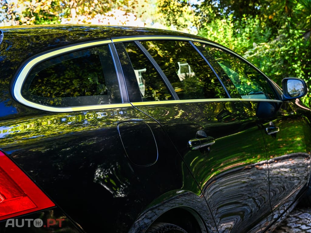 Volvo V60 2.4 D6 R-Design Momentum AWD Phev