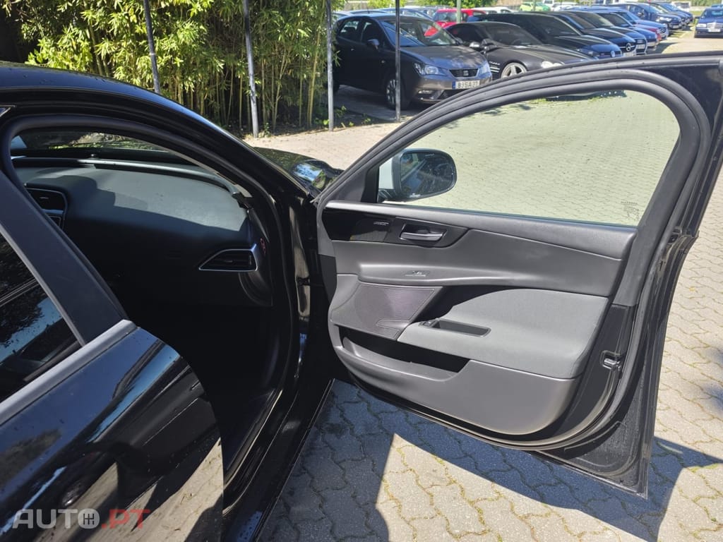 Jaguar XE E-Performance Pure