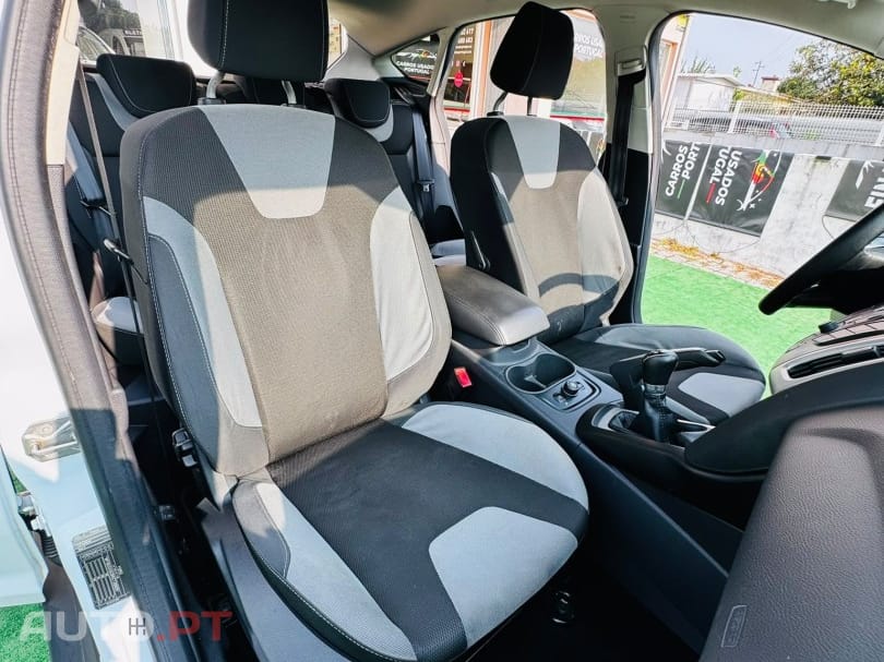 Ford Focus 1.0 EcoBoost S&S Champions Edition — fotografia 22