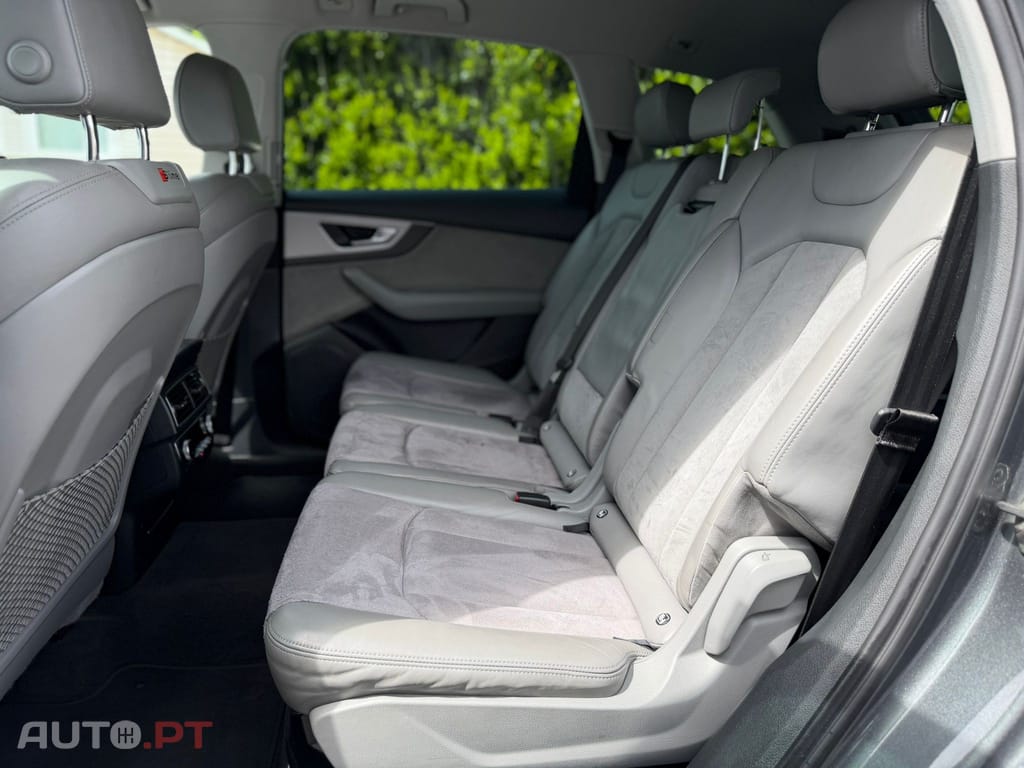 Audi Q7 3.0 TDI quattro tiptronic 7L