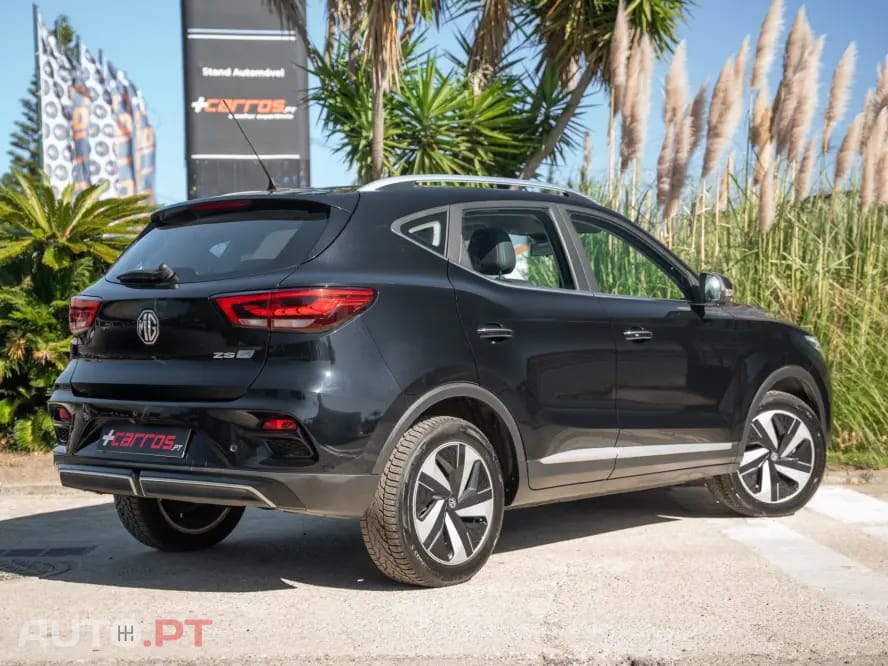 MG ZS Standard Luxury