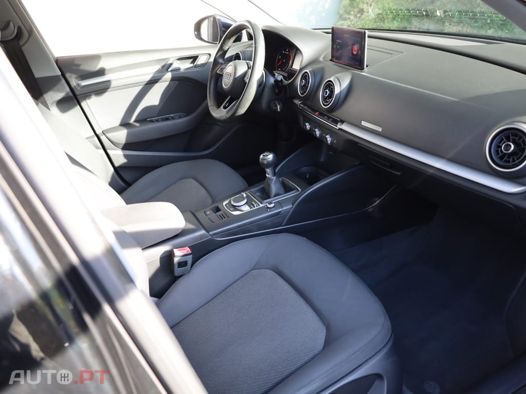 Audi A3 Sportback 1.6 TDi B. Line Attraction