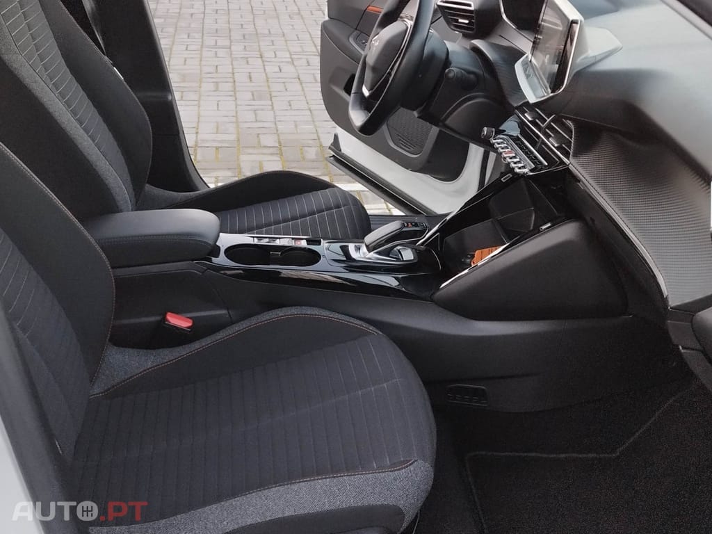 Peugeot E-2008 50 kWh Allure Pack