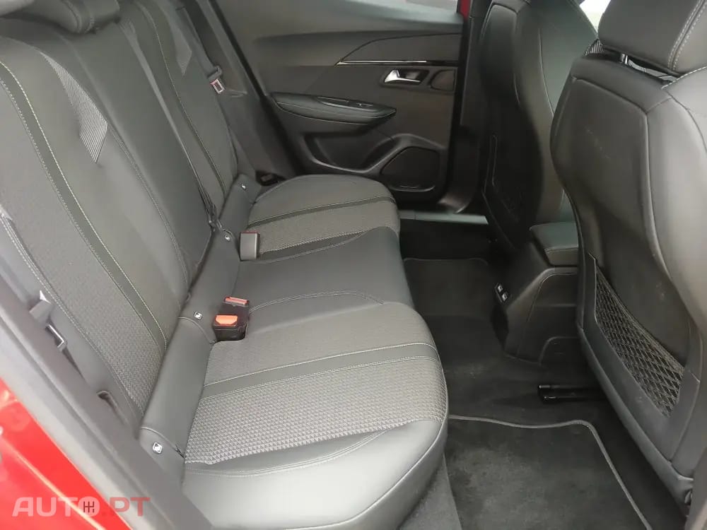 Peugeot E-2008 GT