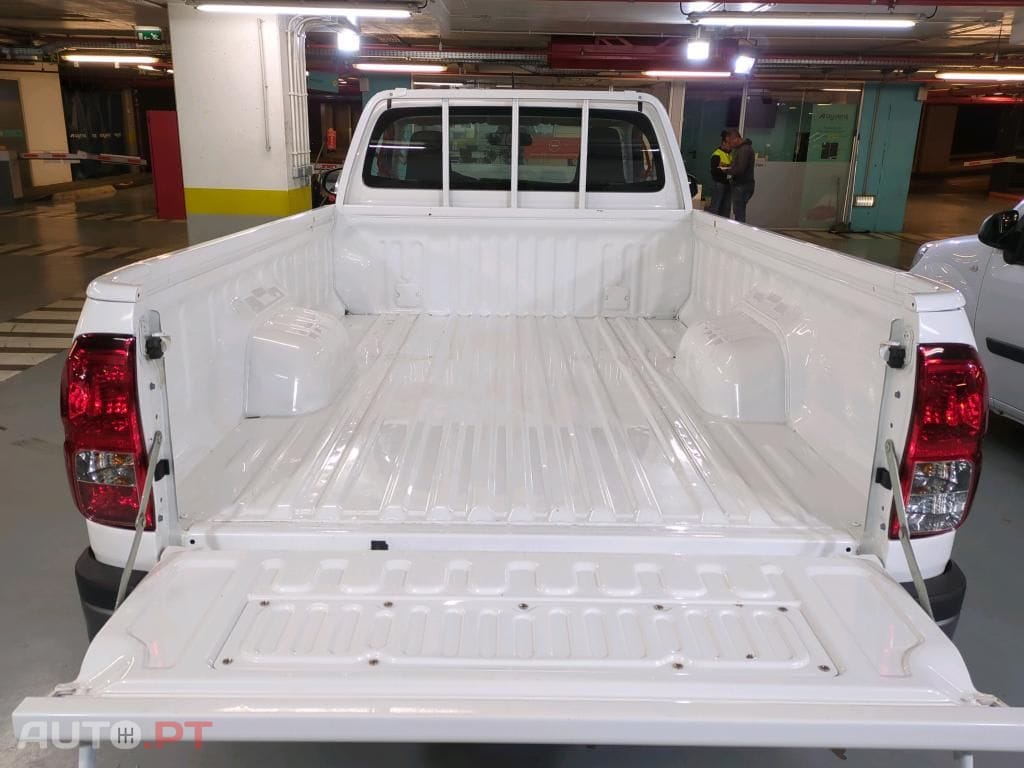 Toyota Hilux 2.4 D-4D 2WD CE CM