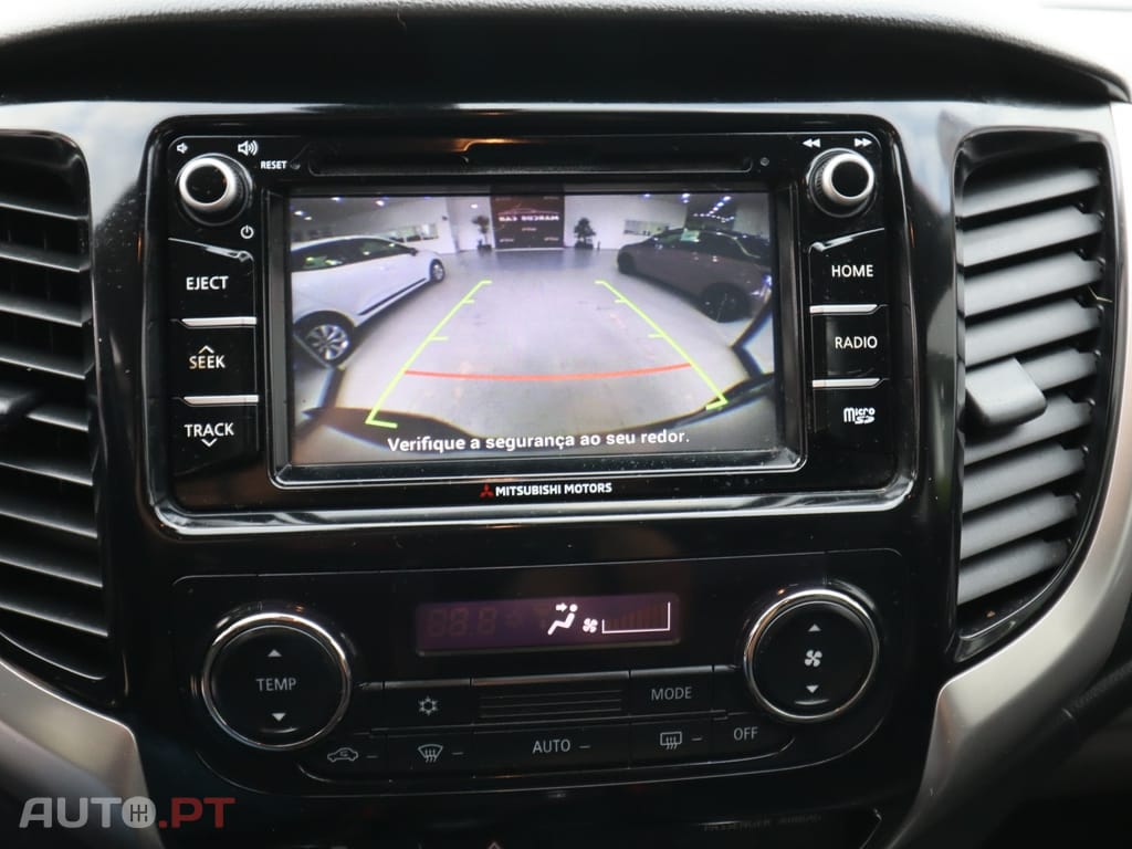 Mitsubishi L200 2.4 DI-D CD Invite Strakar Look 4WD
