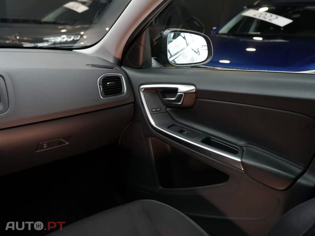 Volvo V60 2.4 D6 Momentum AWD Phev