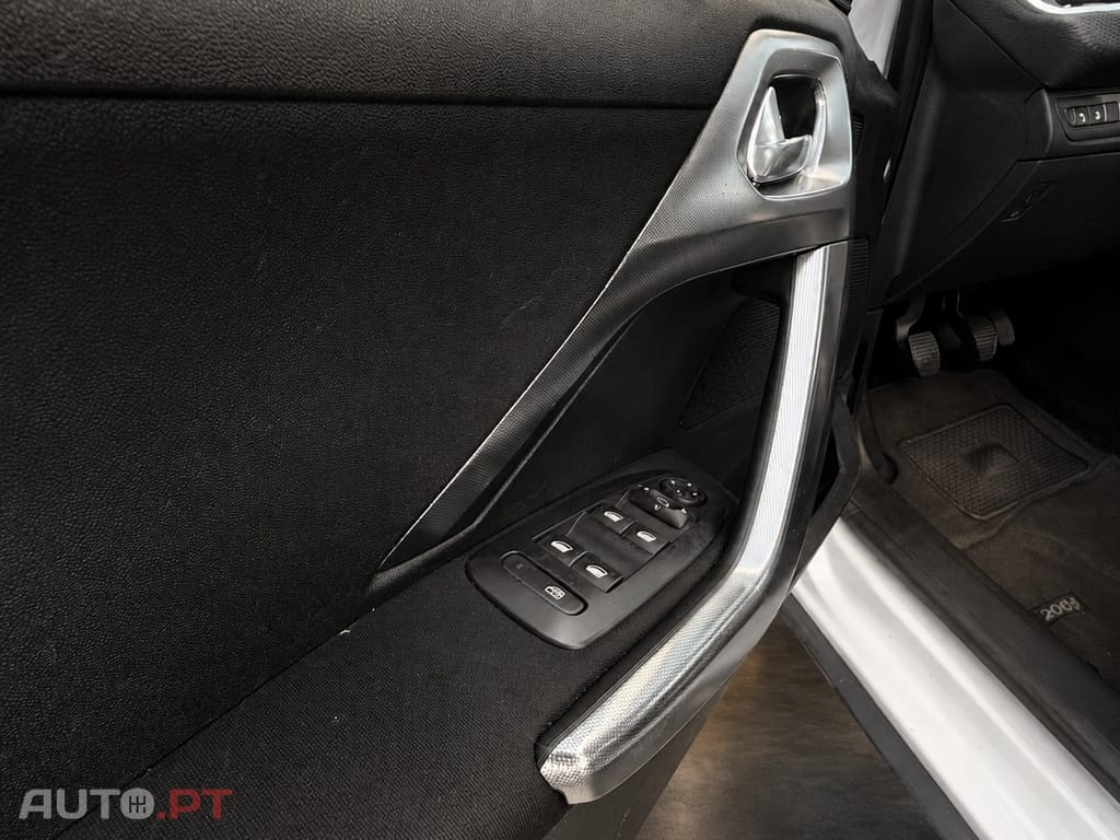 Peugeot 2008 1.2 PureTech Allure