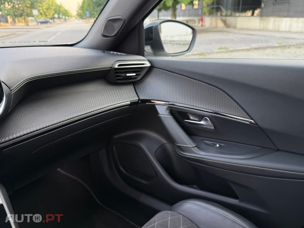 Peugeot 2008 PureTech 155 EAT8 GT