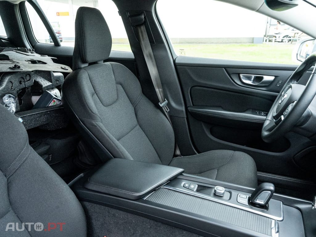 Volvo V60 2.0 B3 Momentum Advantage