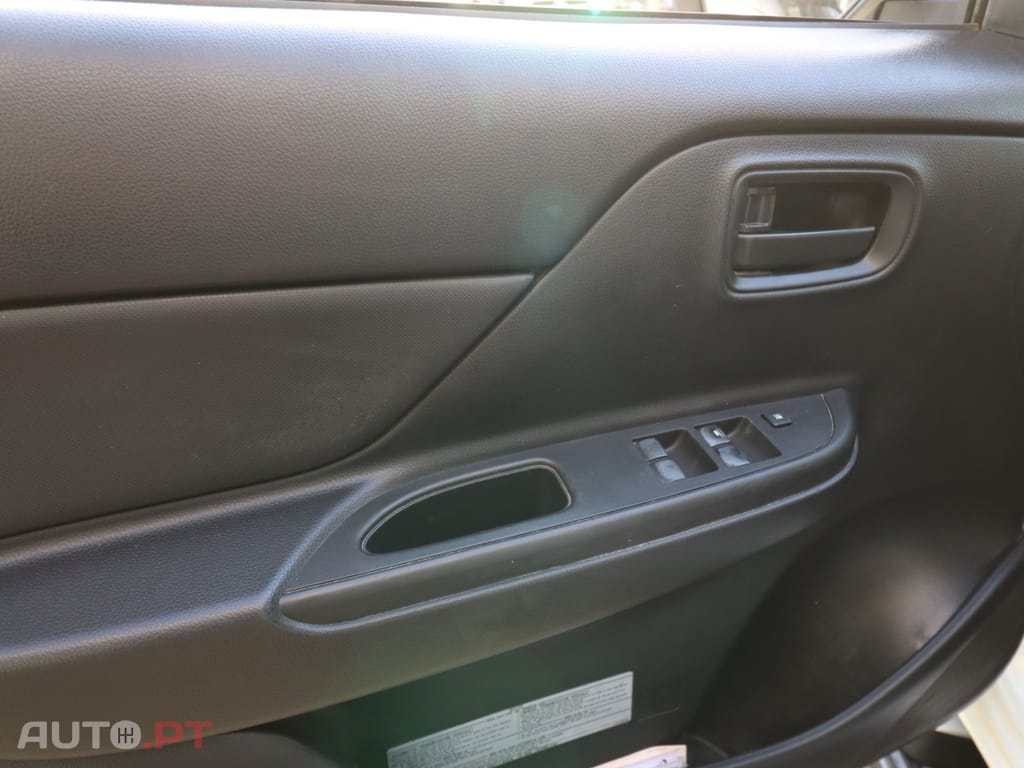 Mitsubishi L200 2.3 DI-D CD Invite Strakar Look 4WD