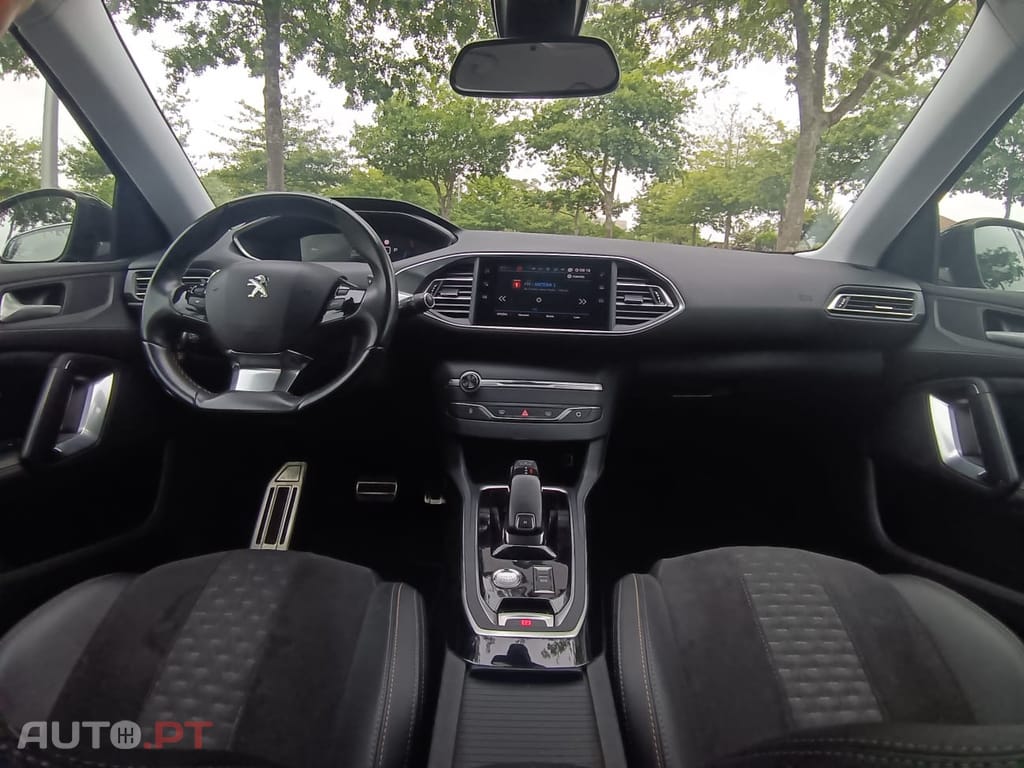 Peugeot 308 1.2 PureTech S&S Road Trip EAT8