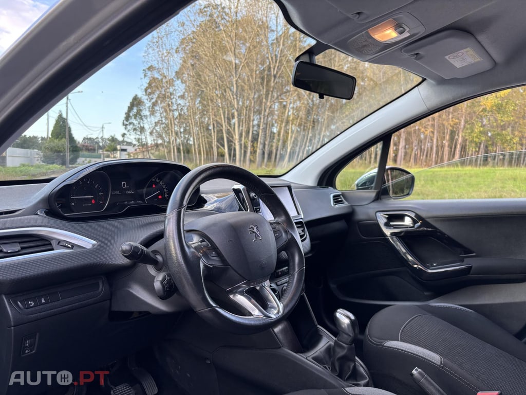 Peugeot 208 1.2 STYLE GPS