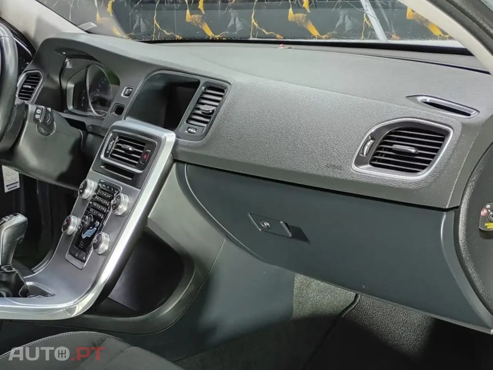 Volvo V60 2.0 D2 R-Design Momentum
