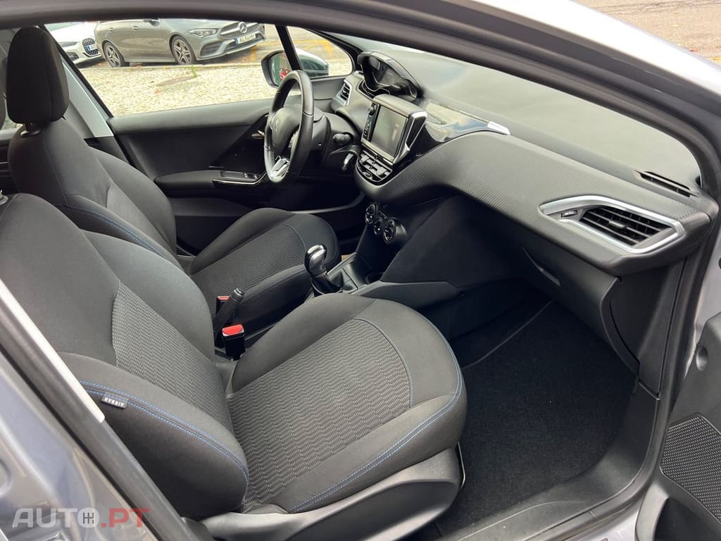 Peugeot 208 1.2 PureTech Signature