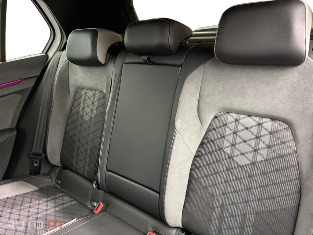 Volkswagen Golf 1.5 eTSI OPF R-Line DSG7