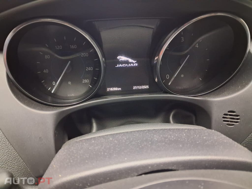 Jaguar XE 2.0 D Prestige Aut. — fotografia 11