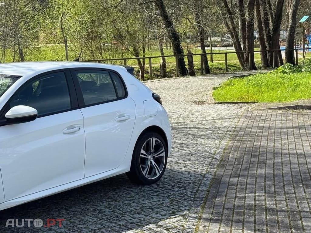 Peugeot 208 1.2 PureTech Allure EAT8