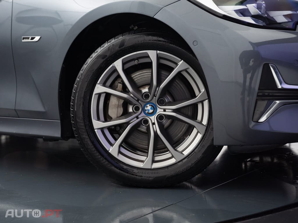 BMW 330 e Line Luxury Auto