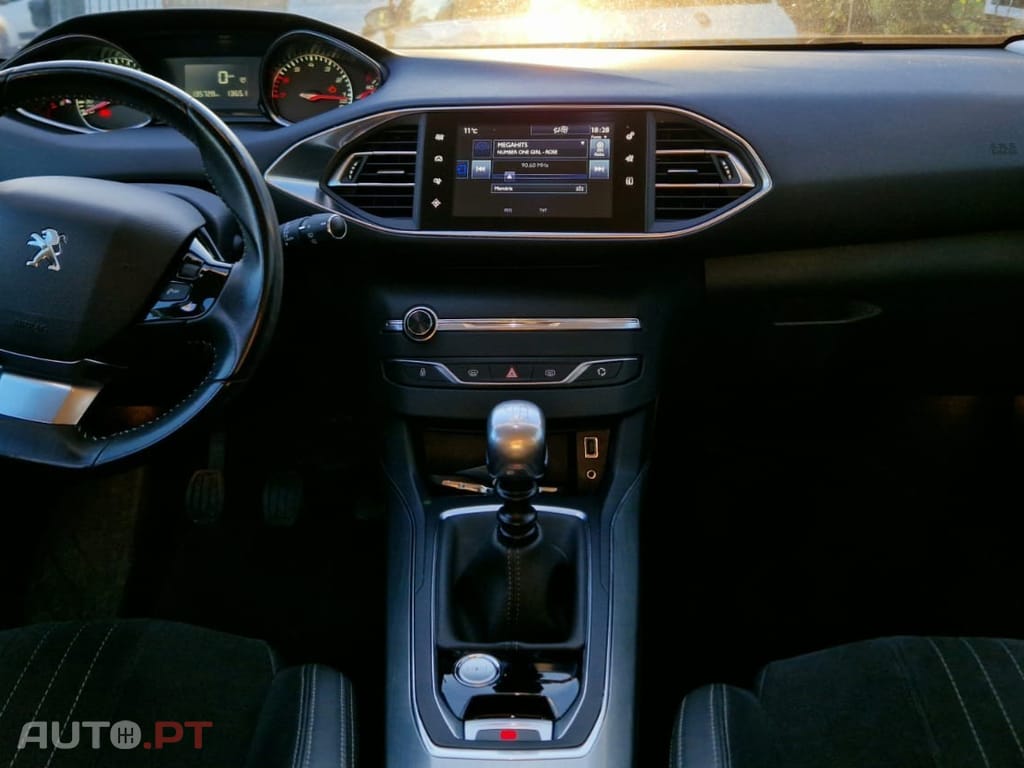 Peugeot 308 1.2 PureTech Allure J17