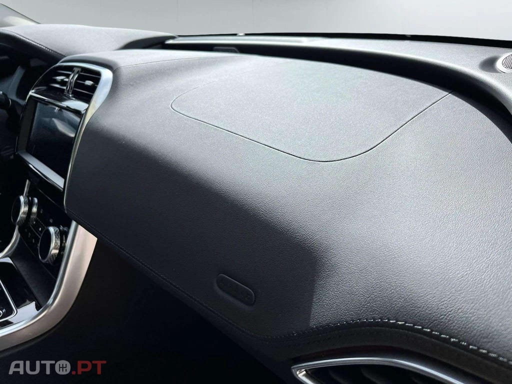 Jaguar XE 200d R Dynamic RED 