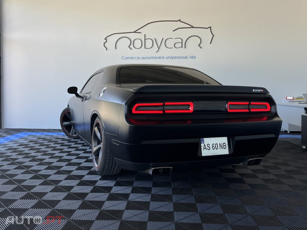 Dodge Challenger 6.1 SRT8