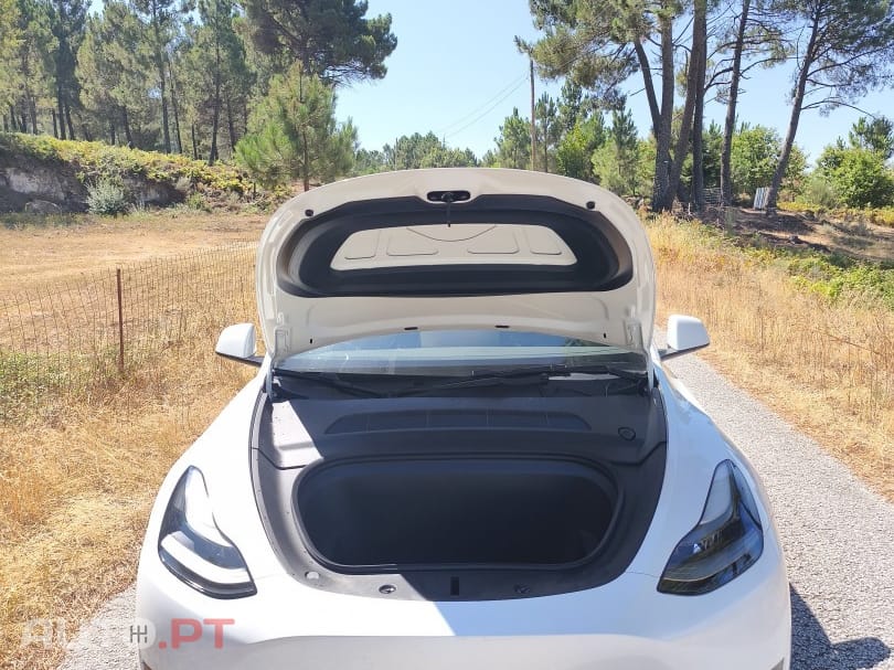 Tesla Model Y SR RWD — fotografia 15