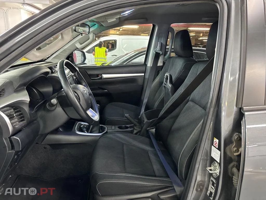 Toyota Hilux 2.4 D-4D 4WD CD Tracker
