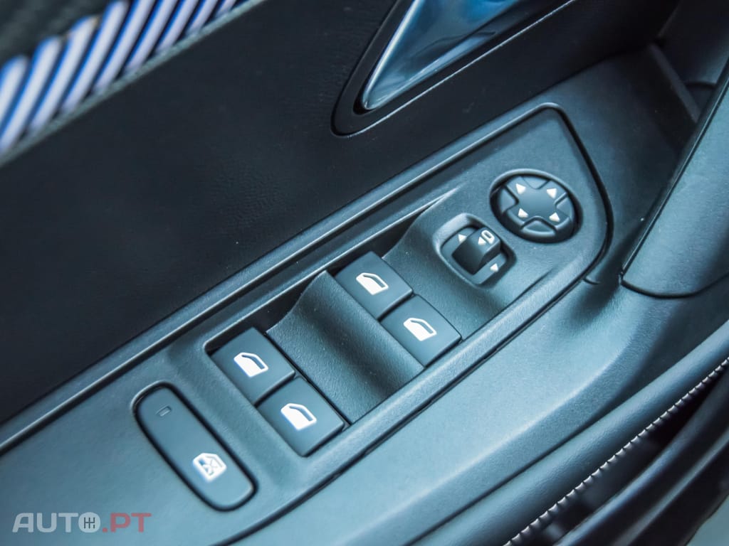 Peugeot 2008 1.2 Hybrid Allure e-DCS6