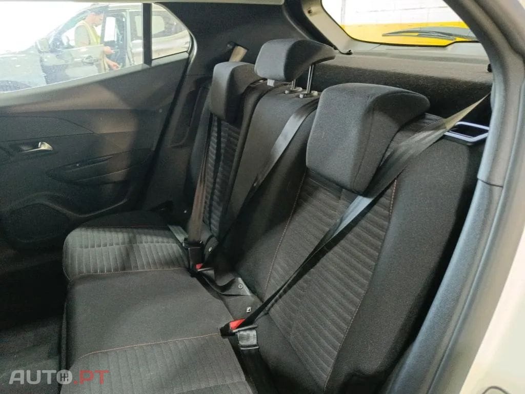 Peugeot E-2008 50 kWh Active Pack