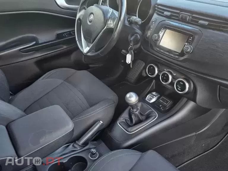 Alfa Romeo Giulietta 1.6 JTDM Sport — fotografia 13