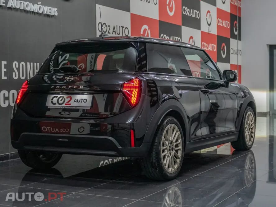 MINI Cooper Cooper C Favoured M
