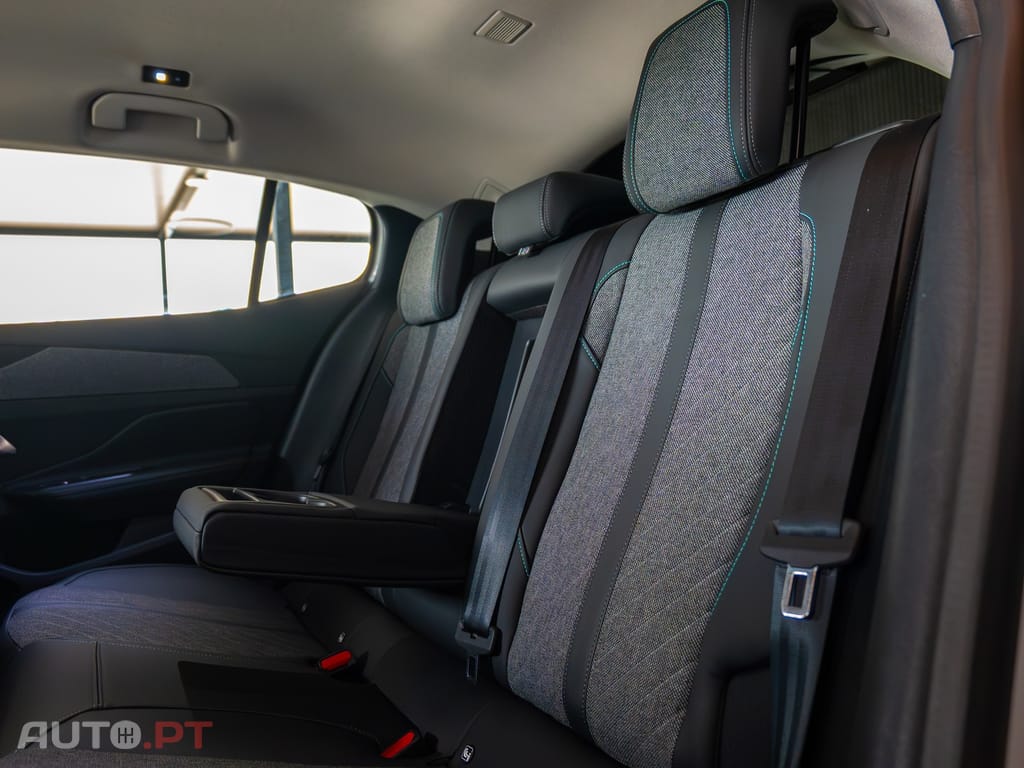 Peugeot 408 1.2 PureTech Allure EAT8