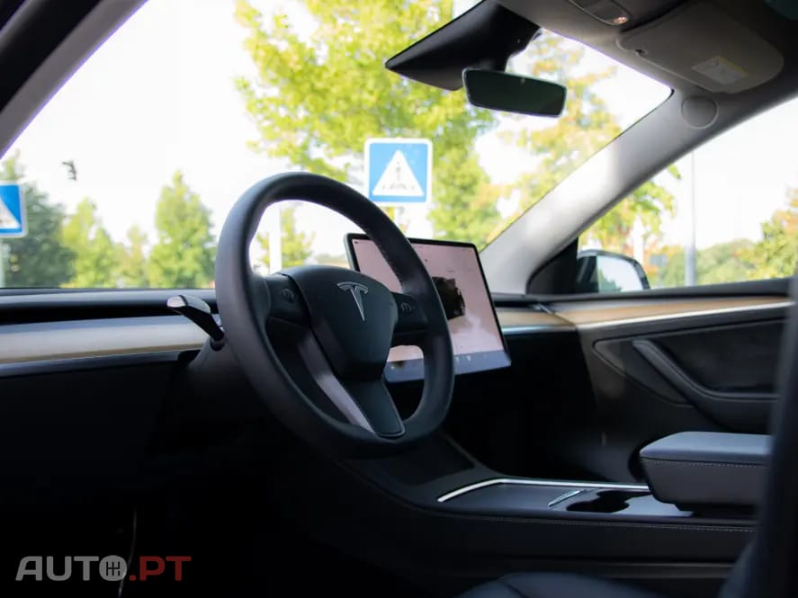 Tesla Model Y RWD — fotografia 35