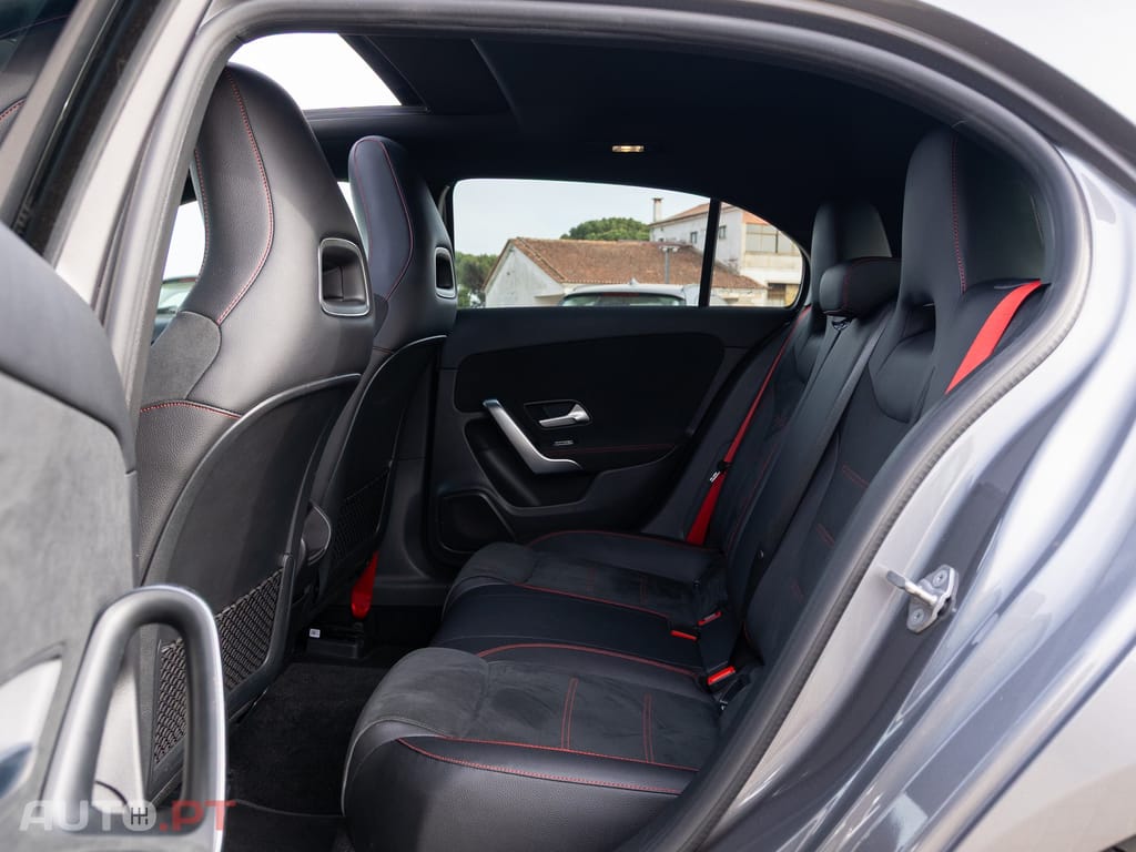 Mercedes-Benz A 35 AMG 4Matic Speedshift DCT 7G