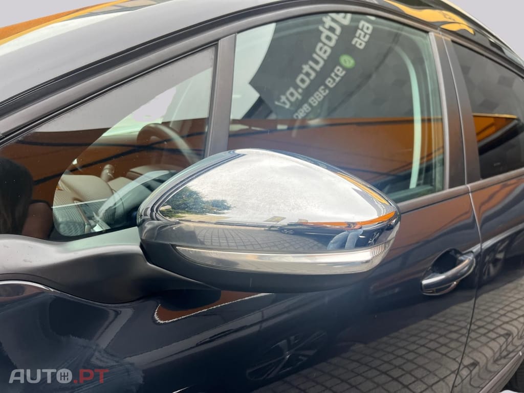 Peugeot 2008 1.2 e-VTi Style